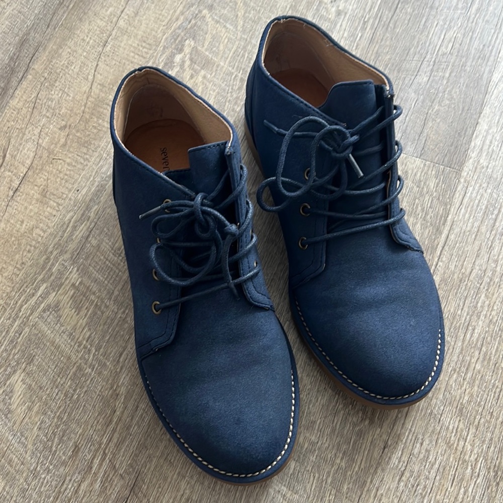 Women’s chukka boot size 8.5.